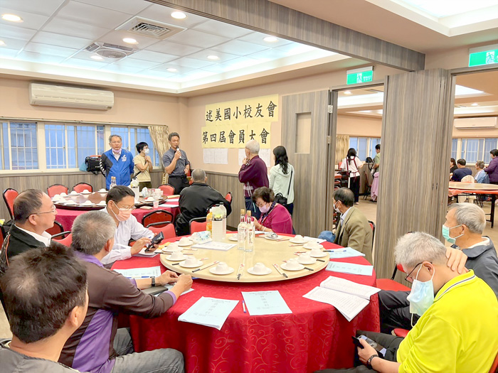 述美國小校友會，召開第四屆會員大會改選理監事與第一次理監事會議，李應文獲校友的支持下高票連任第四屆理事長。（述美國小提供）