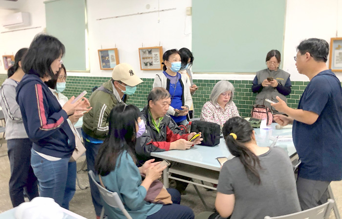 金門植物園「金森‧金事」友善環境行動系列講座，邀請在地資深鳥人—洪廷維帶領學員進入賞鳥的領域，除了分享金門熱門賞鳥地點，也運用eBird在植物園中實地踏查，紀錄觀察鳥類，沿途所見皆讓學員讚嘆不虛此行。（林務所提供）