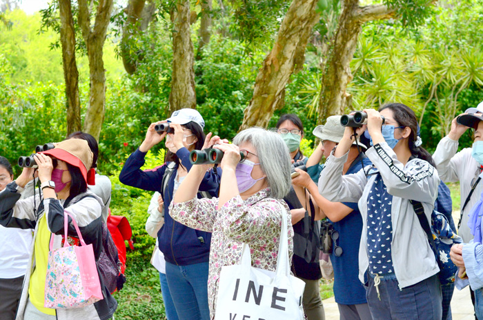金門植物園「金森‧金事」友善環境行動系列講座，邀請在地資深鳥人—洪廷維帶領學員進入賞鳥的領域，除了分享金門熱門賞鳥地點，也運用eBird在植物園中實地踏查，紀錄觀察鳥類，沿途所見皆讓學員讚嘆不虛此行。（林務所提供）