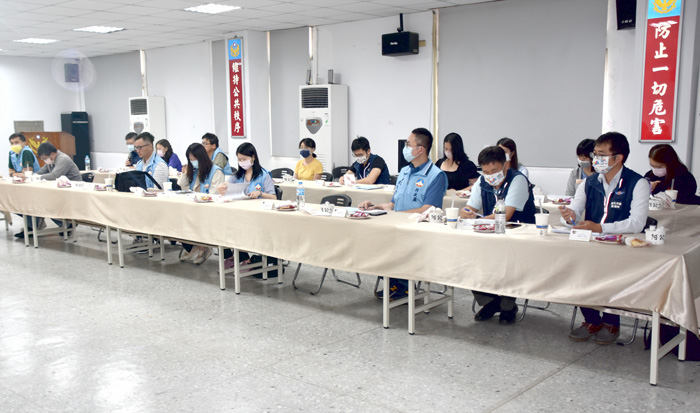 交通部道安委員會委員吳木富率隊來金督導考評本縣執行「111年度院頒道路交通秩序與交通安全改進方案」之執行成果，並就督導所見優、缺點提出改進與建議事項。副縣長李文良強調，縣府會配合中央政策，持續推行道安工作，期能達到交通安全零死亡的目標。（莊煥寧攝）