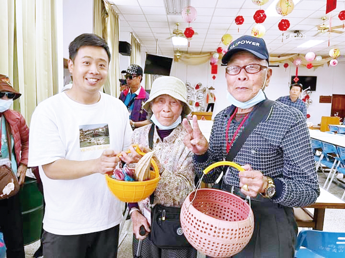大洋里組成參訪團前往澎湖辦理海廢藝術參訪,社區幹部及鄉親30餘人透過與當地社區交流及海廢地景藝術節現場取經,期借鏡澎湖的經驗,未來大洋里也能將海廢變藝術,賦予新生命,也解決海洋污染問題。(大洋里辦公處提供)