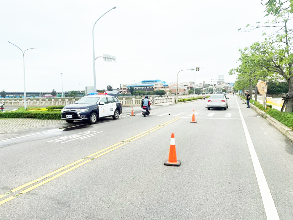 金城鎮西海路三段夏墅路口發生一起自小客車追撞機車的交通事故，造成機車駕駛王姓男子身體多處擦挫傷，送醫救護。（金城分局提供）