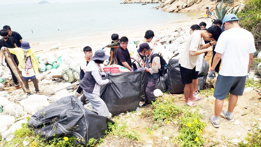 金門大學舉辦全民國防環境教育淨灘，撿拾岸上漂流垃圾。
（金大提供）