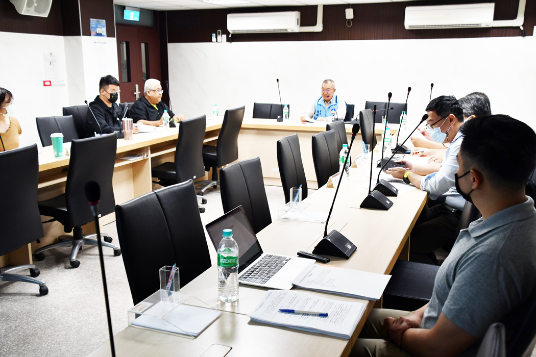 建設處長張瑞心主持傳統建築活化利用推動小組會議。
(楊水詠攝)