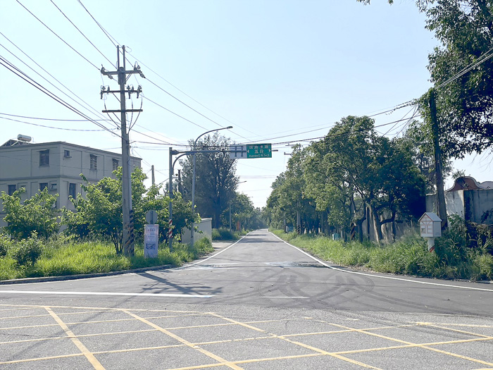 金湖鎮太湖路三段道路鋪設瀝青工程，提前於昨日完工通車。（陳冠霖攝）