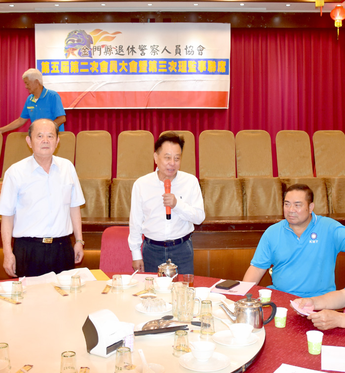退休警察人員協會召開會員大會暨理監事聯席會,議長洪允典列席致意,並與理事長張光海及會員合照。
(莊煥寧攝)