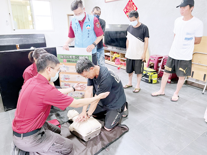 消防人員前往陳姓男子居住處所關心，並對同住友人宣導學習CPR急救技術。（消防局提供）