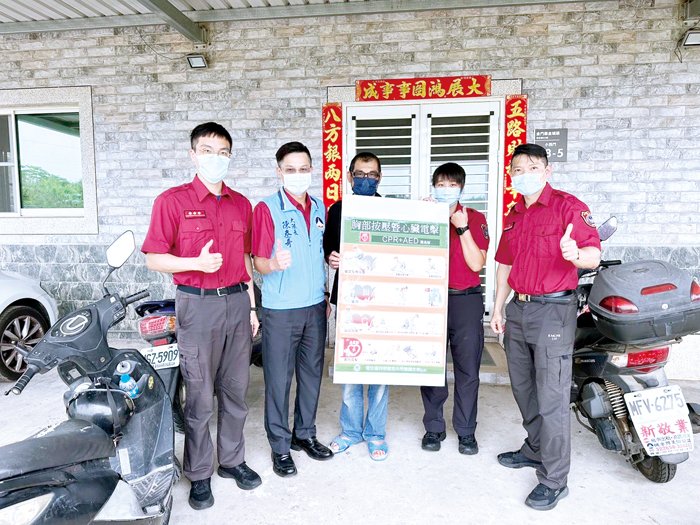 消防人員前往陳姓男子居住處所關心,並對同住友人宣導學習CPR急救技術。(消防局提供)