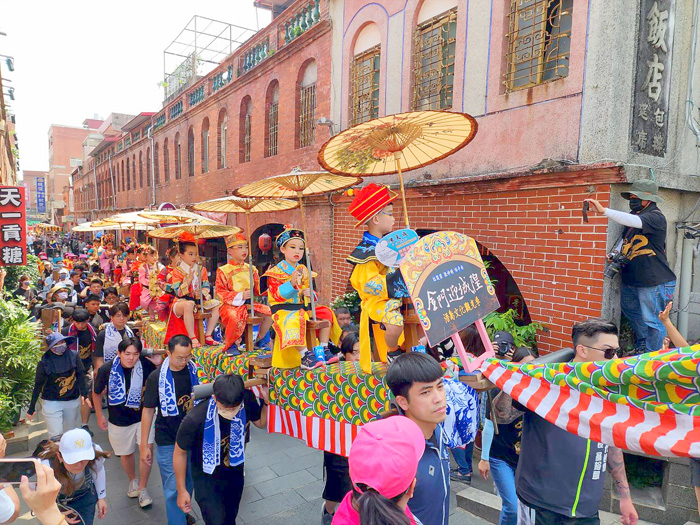 藝陣踩街遊行隊伍遶巡四境主要街道。(許峻魁攝)