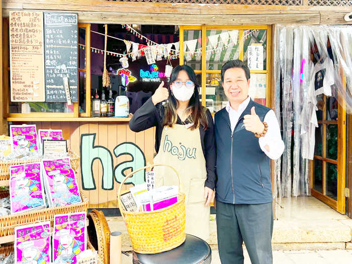 縣長陳福海視察陽翟老街,肯定進駐店家引進觀光財,期許觀光處透過多元行銷爭取更多旅客。(縣府觀光處提供)