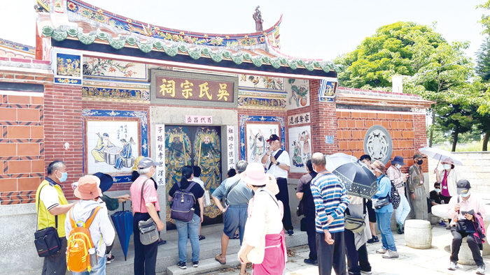 文化局四季走讀活動─「戀夏」於昨(27)日走進金沙鎮大洋里內洋,上、下午逾240人與會,兵分三路在黃振良、陳炳容、陳成基帶領下走讀內洋、東山、東溪等聚落,認識聚落歷史、人文。(文化局提供/陳麗妤攝)