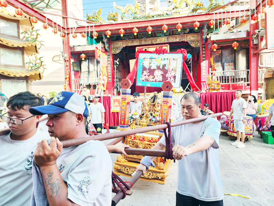 天震堂披髮祖師爺向城隍爺致意。（許峻魁攝）