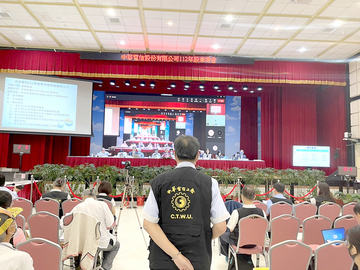 中華電信召開股東大會,中華電信工會金門分會理事長楊家聲以員工股東身份首度出席,表達離島金門股東的聲音。
(中華電信工會金門分會提供)