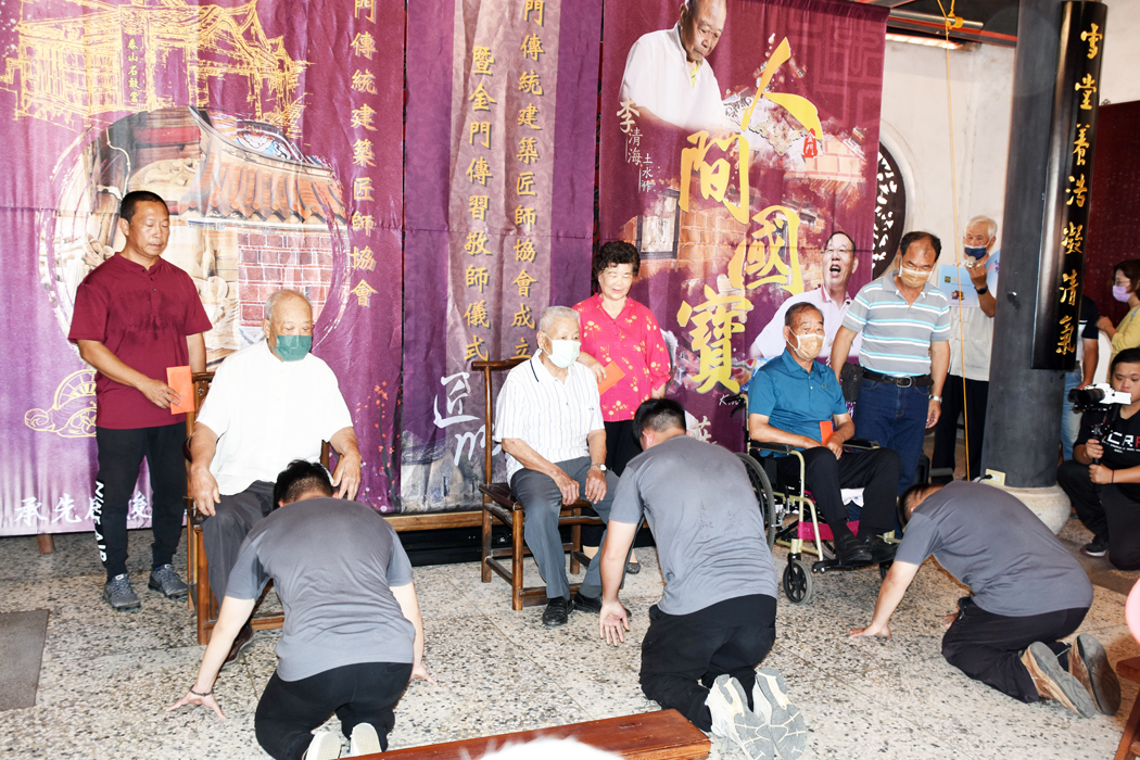 3位新進匠師依循古禮向金門「人間國寶」翁水千、莊西勢和李清海行拜師禮。(翁維智攝)