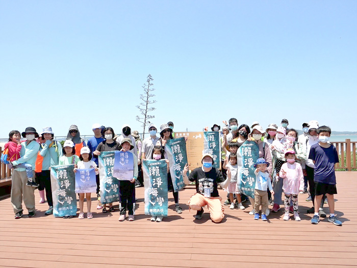 金門縣政府響應「世界水獺日」活動，昨攜手金門國家公園管理處在慈堤海岸舉辦淨灘活動。（縣府建設處提供）