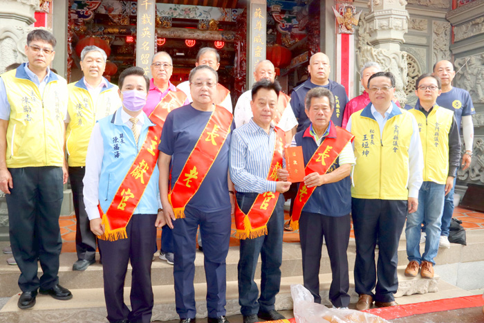 金門縣議長洪允典昨率議會團隊至新頭伍德宮參拜祈福。
(議會提供)