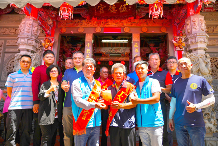 金湖鎮新頭「伍德宮」醮慶,金湖鎮長陳文顧前往參拜祝賀。(金湖鎮公所提供)