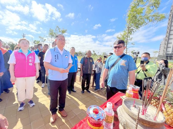 迎城隍遶境活動,在金門大橋湖下端舉辦祈福法會,副縣長李文良等人一同進香獻祭,祈求兩日的遶境活動順利平安。(高凡淳攝)