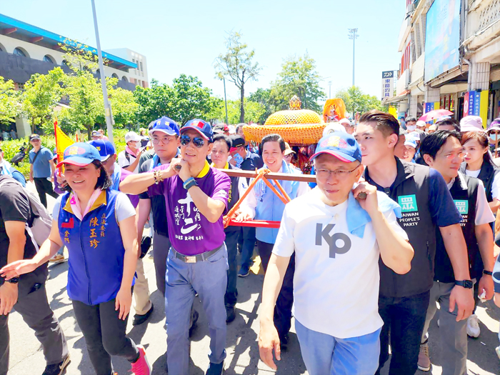 城隍遶境巡安，陳福海、柯文哲、郭台銘扛轎。（許峻魁攝）