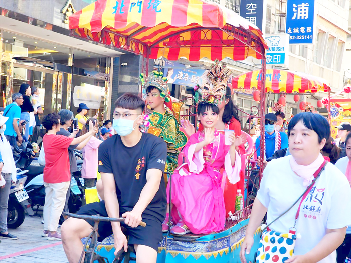 四境陣頭十分熱鬧。（許峻魁攝）