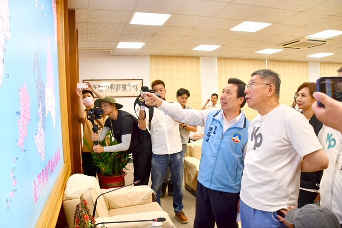 金門縣長陳福海為民眾黨主席柯文哲介紹金廈地理位置情形。
（楊水詠攝）
