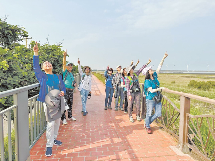 顏重威與台灣野鳥協會一起前往高美濕地進行鳥類調查的合照－抬頭看看～鳥兒在天空。（感謝台灣野鳥協會提供）