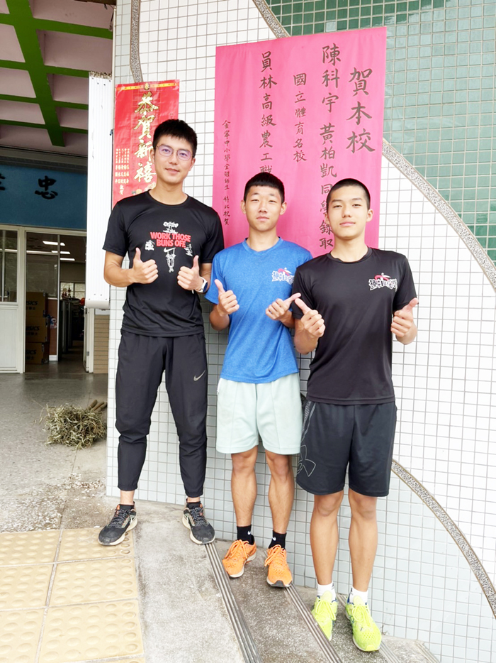 黃柏凱(中)、陳科宇(右)錄取員林農工體育班。(高凡淳攝)