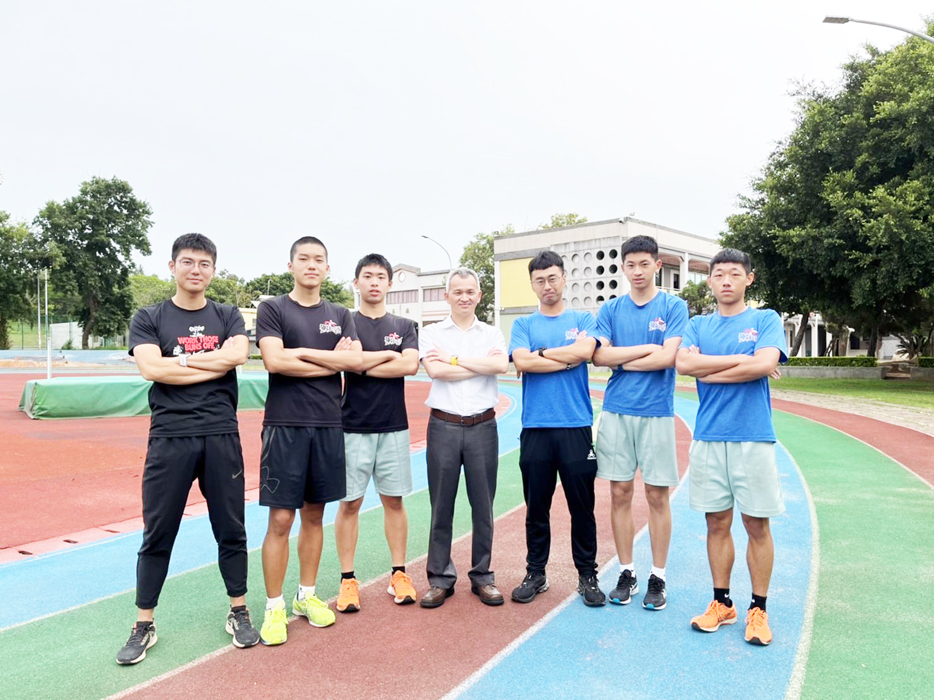 在寧中小宋文法校長(中)、教練許仲宇(右三)、楊正宇(左一)的支持下,接力四少全心努力於賽事上,創造無數金門奇蹟。(高凡淳攝)