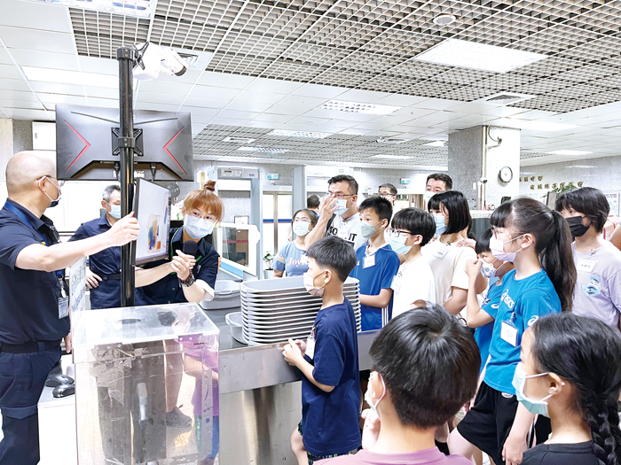 學生遊機場體驗活動,由航站人員帶領體驗通關、安檢。(高凡淳攝)