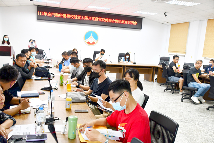 秘書長謝世傑主持學校設置太陽能光電運動場聯合標租作業廠商說明會。(楊水詠攝)