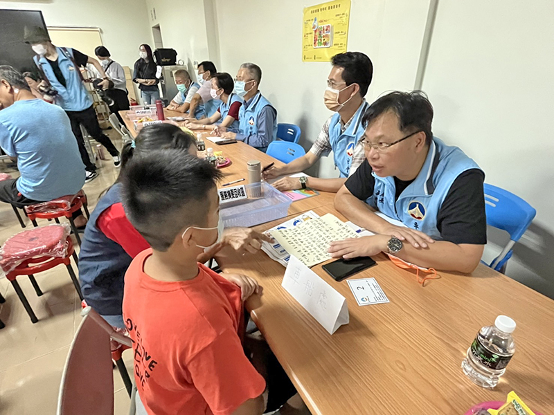 小孩特地手寫陳情書，帶到現場希望能解決上下學公車問題。（高凡淳攝）