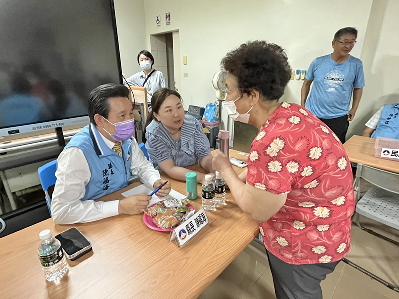 縣長陳福海與鄉親面對面，了解民意，提供更有感的執政。（高凡淳攝）