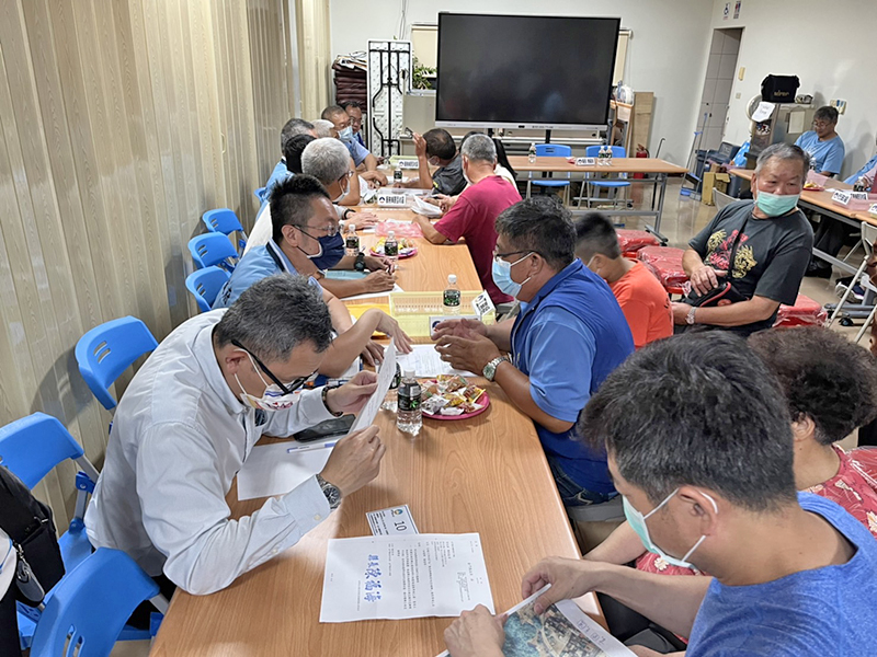 縣府團隊積極處理鄉親的大小事。(高凡淳攝)