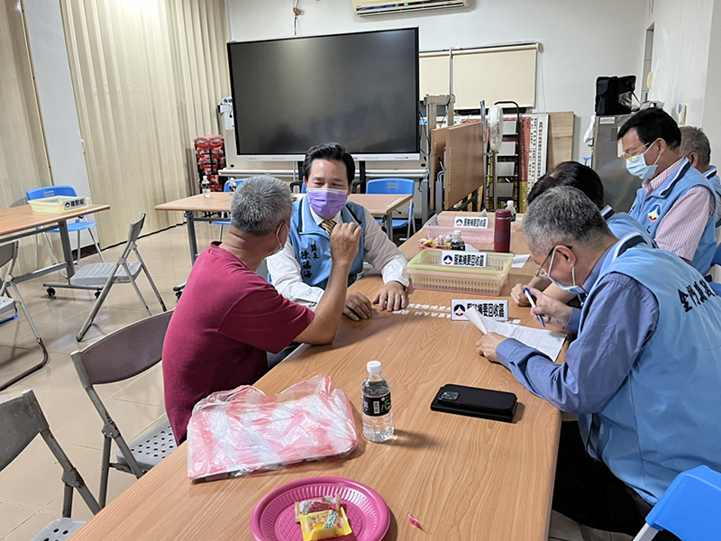 縣長陳福海與鄉親面對面,了解民意,提供更有感的執政。(高凡淳攝)