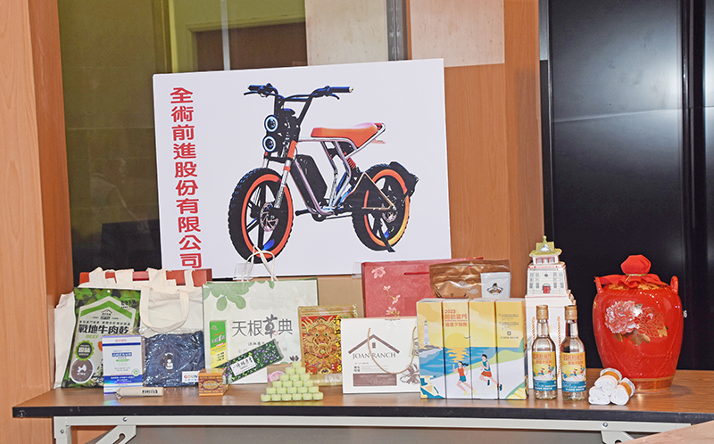本次活動最大摸彩品為全術前進股份有限公司提供的價值80,000元古典造型時尚電動腳踏,另有超過200份禮品的摸彩活動等著大家來拿,只要有參加,就有機會摸大獎。(翁維智攝)