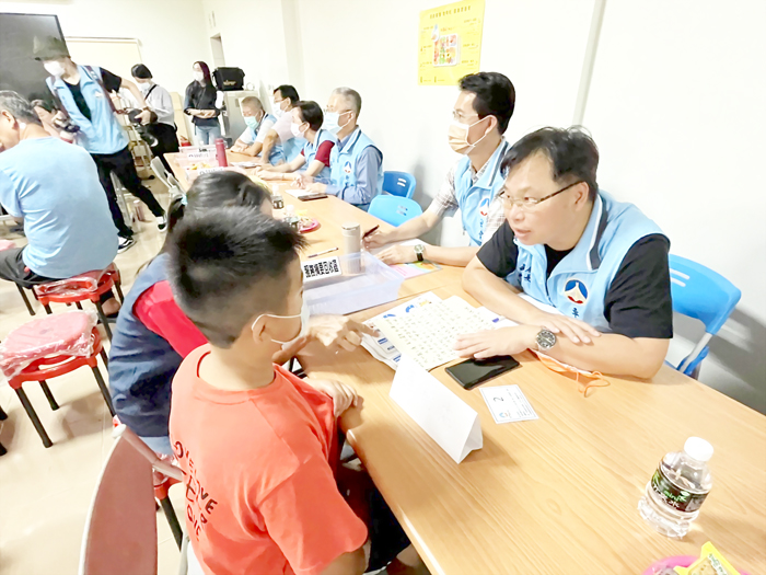 孩童特地手寫陳情書帶到現場，希望能解決上下學公車問題。（高凡淳攝）