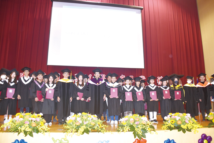 金門大學昨日舉行111學年度畢業典禮，接受授證的畢業生和師長合影。（許加泰攝）