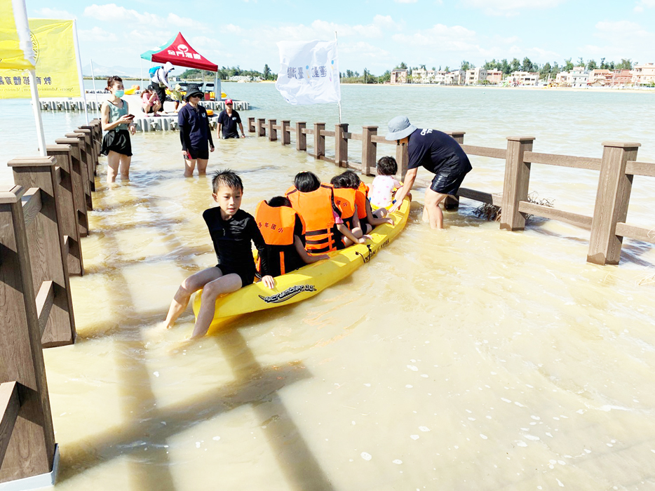 一一二年運動i臺灣2.0-水域活動體驗營-SUP暨獨木舟體驗活動於6月17日起登場，歡迎鄉親假日帶小朋友一起到場體驗。（金門縣水中運動協會提供）