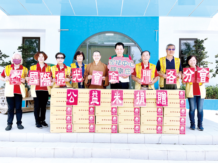 佛光山金蓮淨苑暨國際佛光會金門各分會,由住持滿慈法師帶領佛光會金門各分會幹部,捐贈吉祥米給金門家扶中心等公益團體。(國際佛光會金門分會提供)