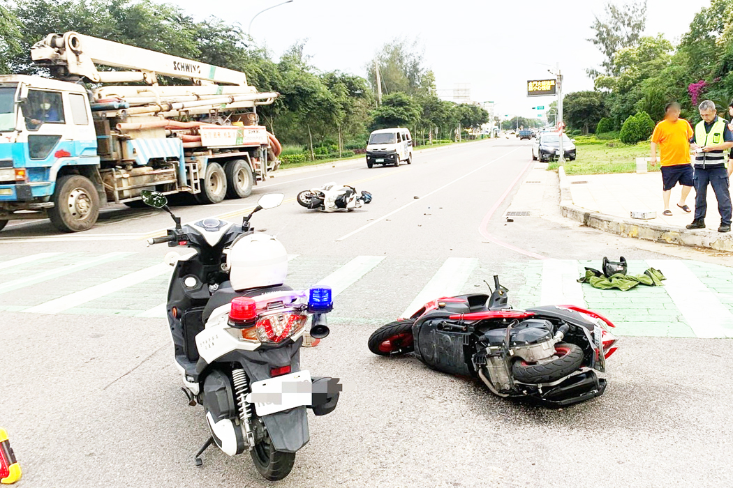 金寧鄉環島北路金門大學前路段發生一起直行機車與左轉機車擦撞的交通事故,2名騎士受傷送醫。 (金城分局提供)