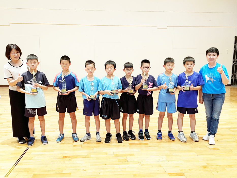 金湖盃桌球賽，國小男生四年級組獲獎小選手。（陳冠霖攝）