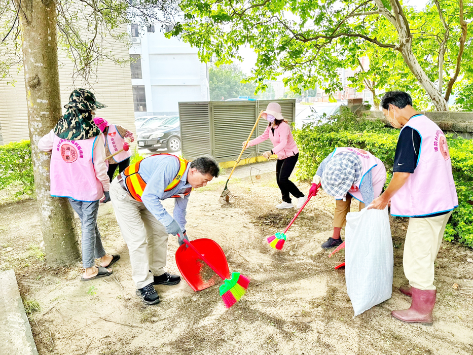 金湖鎮昨日舉行「社區環境清潔日」，鎮長陳文顧協助居民清掃家園。（金湖鎮公所提供）