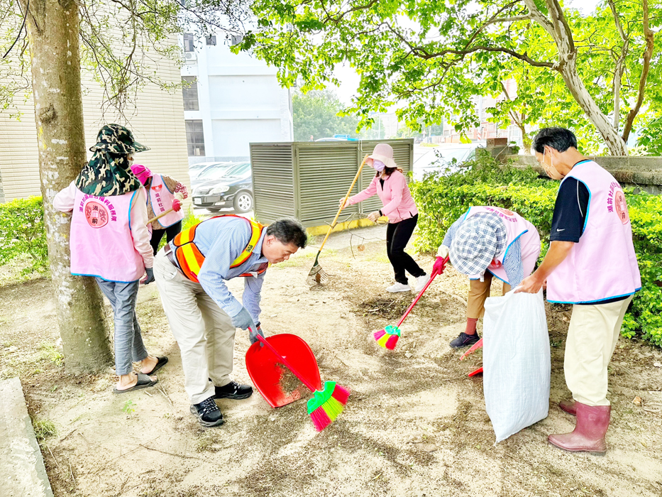 金湖鎮昨日舉行「社區環境清潔日」,鎮長陳文顧協助居民清掃家園。(金湖鎮公所提供)