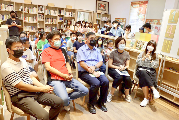烈嶼國中校長黃文華（中）、烈嶼國中榮譽會長李良財（左二）、卓環國小校長楊杰頤（右二）、西口國小校長劉界宏（左一）等來賓參與開幕儀式。（烈嶼國中提供）