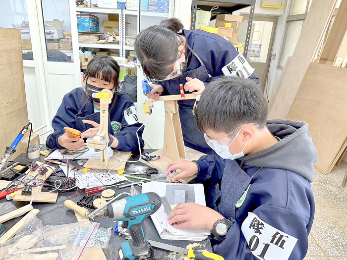 烈嶼國中提供先進的科技教育資源和創客課程,以激發學生的創造力和創新思維。(烈嶼國中提供)