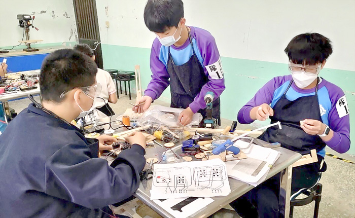 烈嶼國中提供先進的科技教育資源和創客課程,以激發學生的創造力和創新思維。(烈嶼國中提供)