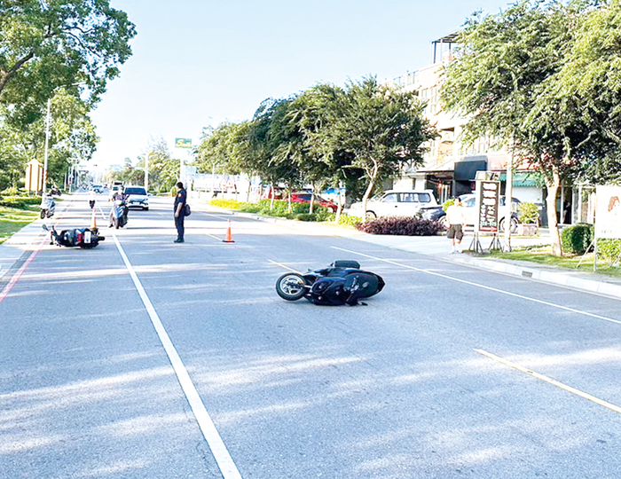 金城鎮環島北路一段2輛機車發生擦撞，造成2名騎士受傷，其中葉姓男子由消防隊送醫救治。（金城分局提供）