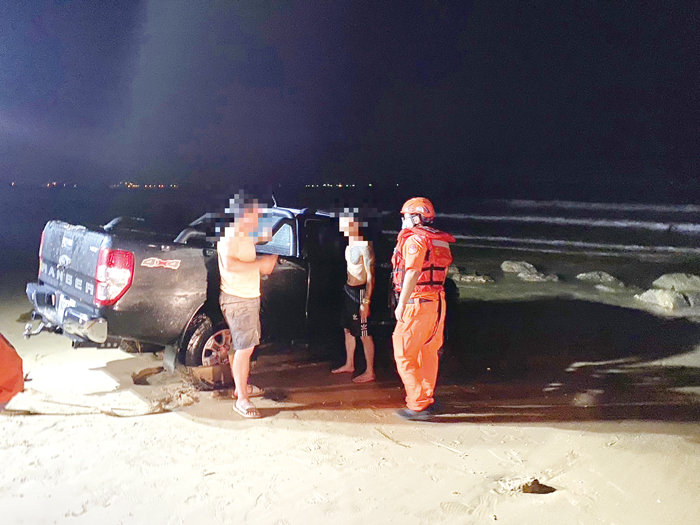 要價200萬元的吉普車遭滅頂,成了泡水車。(民眾提供)