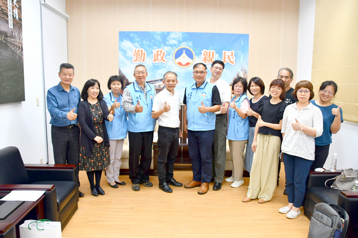 副縣長李文良(左六)與工藝中心主任張仁吉(左五)討論「島嶼工藝文化發展合作備忘錄」並交換意見。(楊水詠攝)