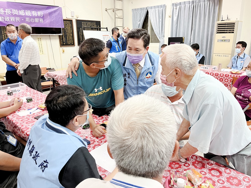 陳福海縣長傾聽民意,盼把鄉親的小事,視為縣府的大事,盡力解決鄉親們的問題。(高凡淳攝)